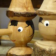 Tre pezzi unici: Pinocchio che nasce da un ceppo di legno